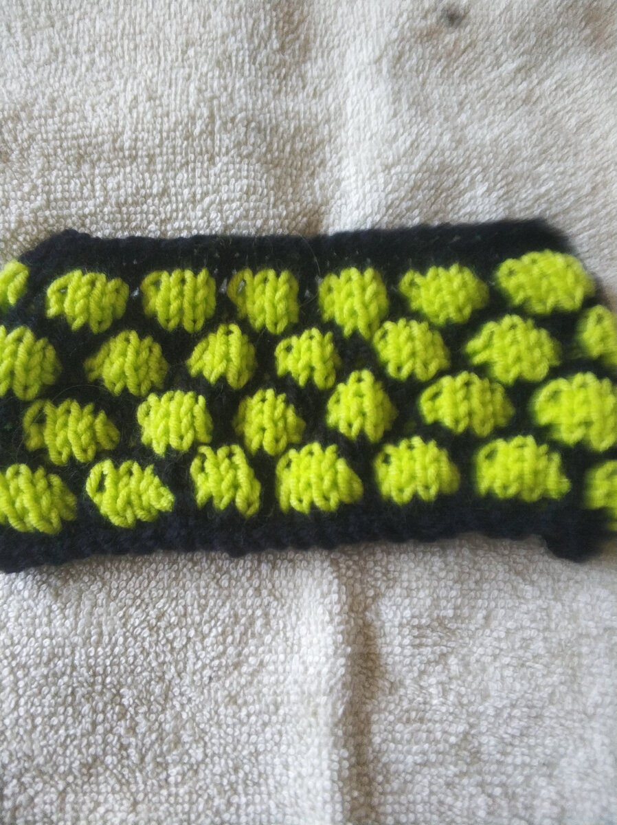 Число петель  кратно15+2.                     1 ряд черный цвет лицевые.2 ряд черный ,изнаночные.3 ряд зелёный* 3лицевые,накид 1  петлю снять. *4 ряд зелёный*3 изнаночные,накид ,1 изнаночную петлю с накидом предыдущего ряда снять ещё раз нить сверху*. 5 ряд зелёный цвет *3 лицевые ,накид 1 снять*.6 ряд зелёный цвет *3 лицевые, накид1 снять*.7 ряд черный* 3 лицевые,1лицевую петлю с четырьмя накидами предыдущих рядов провязать сверху лицевой.*8 ряд черный цвет изнаночные.9 ряд с первого повторять. Рисунок подходит для детских изделий,шапок,носков. Ставьте лайки , будет много интересного.