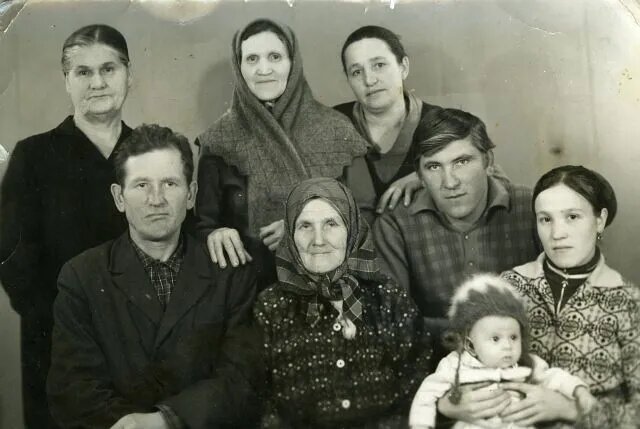 Оськина Пелагея Ивановна с семьей сына Павла, фото 1975