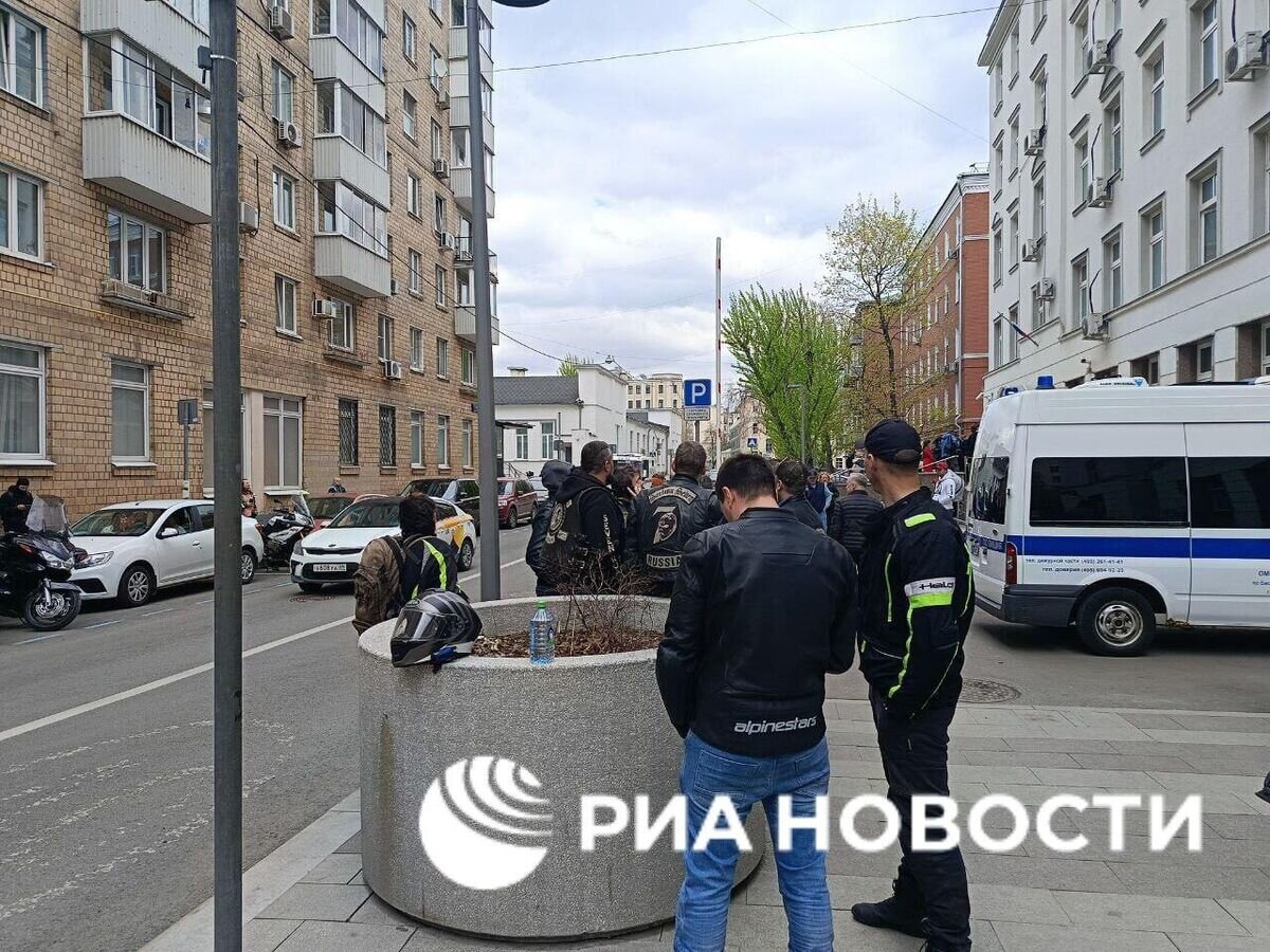    Байкеры у здания Замоскворецкого суда, где будет рассматриваться вопрос об аресте фигурантов дела об убийстве из-за конфликта на парковке© РИА Новости