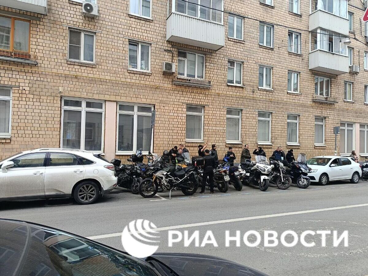    Байкеры у здания Замоскворецкого суда, где будет рассматриваться вопрос об аресте фигурантов дела об убийстве из-за конфликта на парковке© РИА Новости