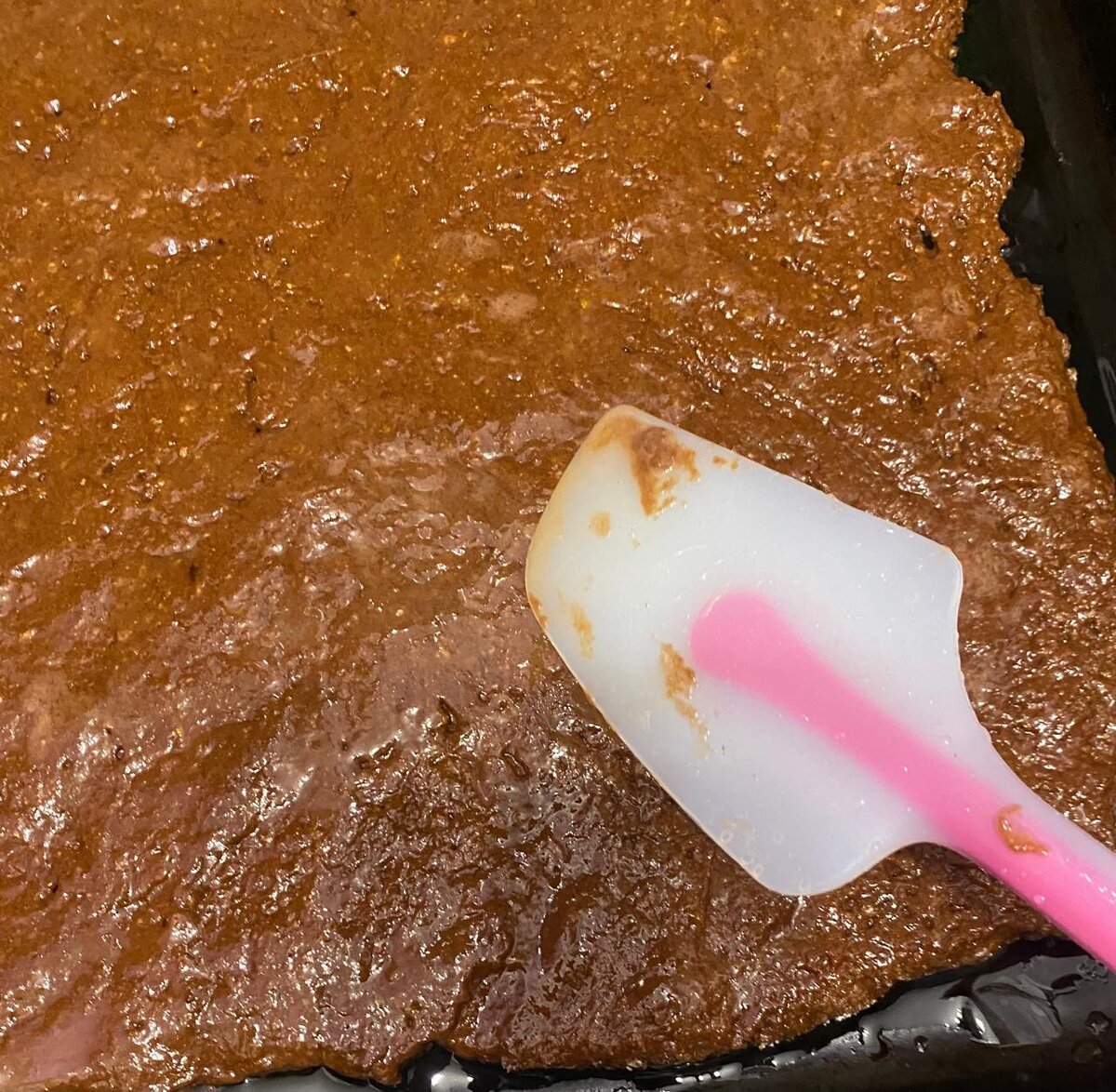 Разглаживаем силиконовой лопаткой.