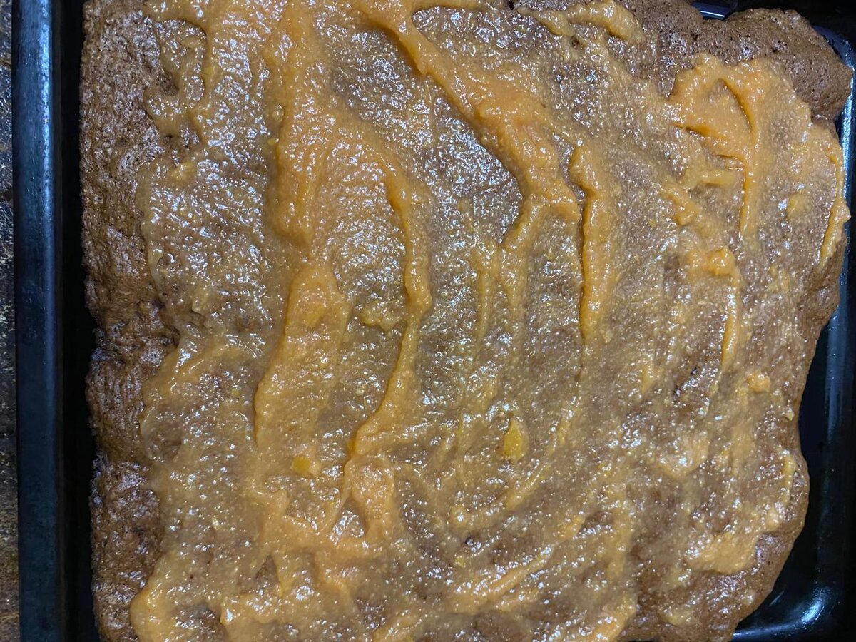 Смазываем и пока он горячий, сворачиваем в рулет.