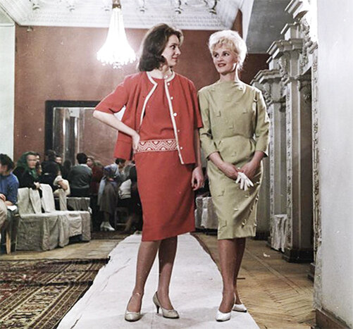 Демонстрация моделей женской одежды. 1955 - 1963
