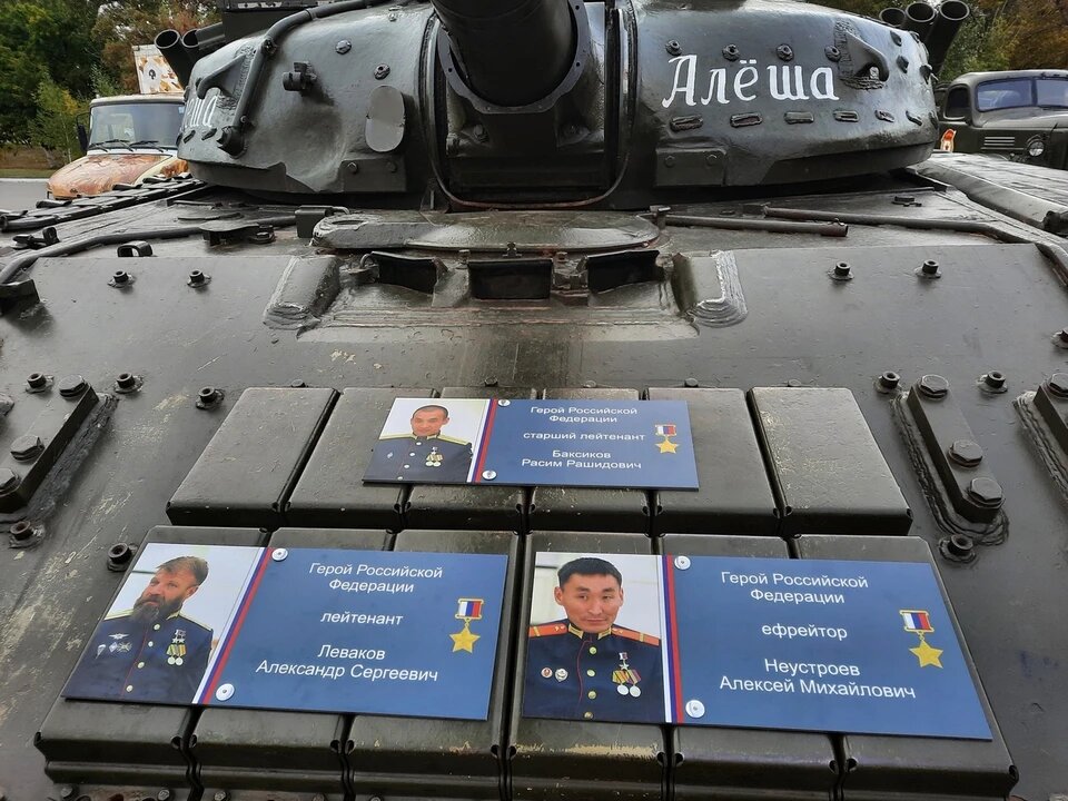 В школах Приморья появятся тетради с изображением легендарного экипажа танка "Алёша", совершившего подвиг в июне прошлого года.