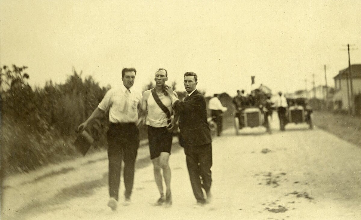 Томас Хикс (посередине) перед финишем. Marathon Hicks1904