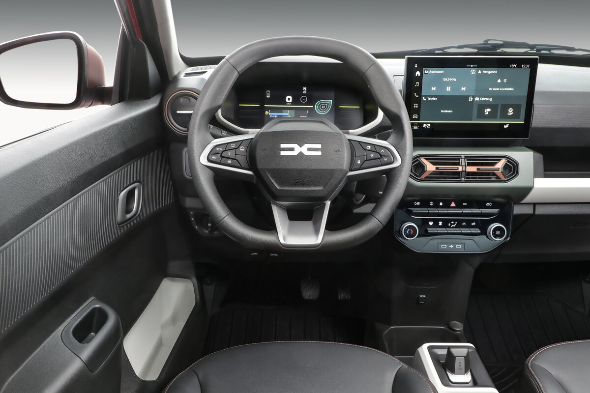 Концепция салона обновлённой Dacia Spring Electric - это напрочь минимализм, но он включает в себя два экрана и все необходимые в современном мире вспомогательные системы