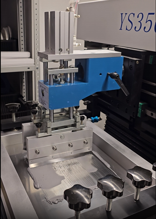 Нанесение паяльной пасты через трафарет на производсве Moderon Electric