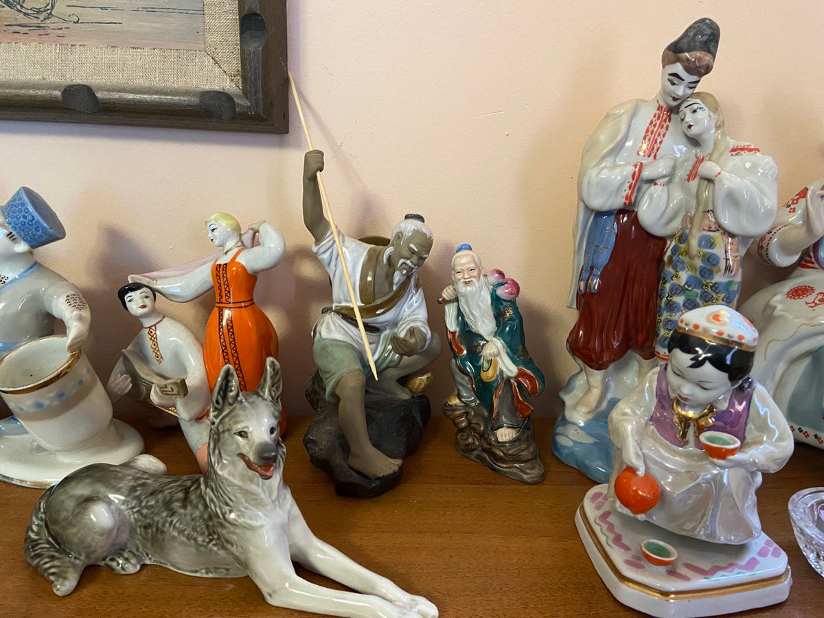 Два старых китайских друга наконец встретились! И теперь у моего китайца-охотника есть охотничья собака, которая пришла с китайским мудрецом! Им уже поют песни, готовят чай, ну и грузин там (слева, срезан) тоже чего-то наливает. Спасибо Дмитрию С. за праздник! 