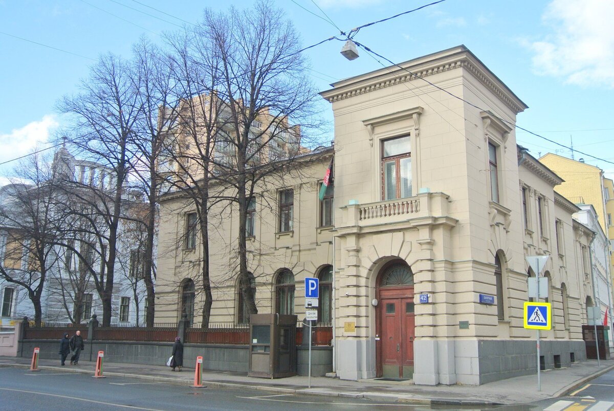 Адрес: Поварская улица, 42/2. В литературе этот дом называют "Особняк М.Г. Понизовского". Фото отсюда: https://vsemidea.ru