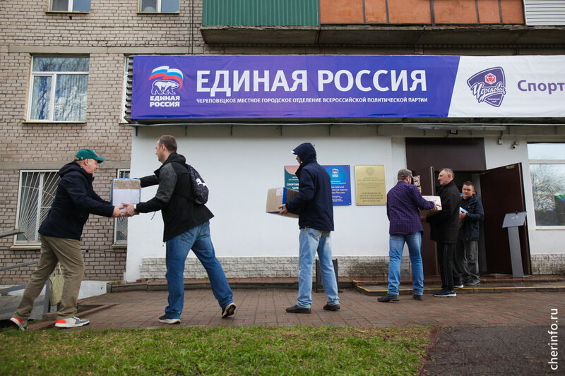    Сегодня загрузили две фуры с гуманитарной помощью и посылками для бойцов. Об этом рассказал Вадим Германов.