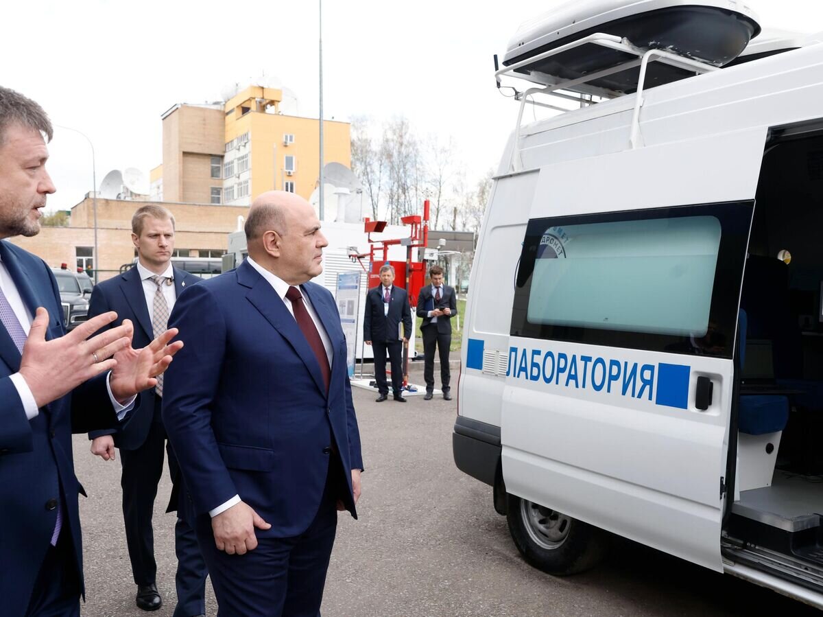    Председатель правительства РФ Михаил Мишустин осматривает выставку перед заседанием коллегии Федеральной службы по гидрометеорологии и мониторингу окружающей среды© РИА Новости / Дмитрий Астахов