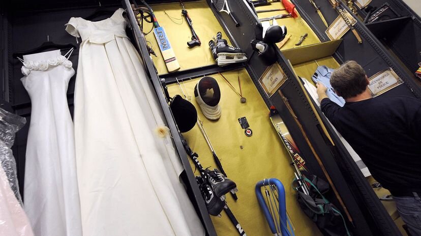 Свадебные платья выставлены в парижском бюро находок. Свяжут ли они себя узами брака? ЛАЙОНЕЛ БОНАВЕНТУРА / AFP / GETTY IMAGES