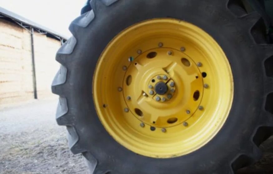    Выходцы из Средней Азии переехали на тракторе Героя России