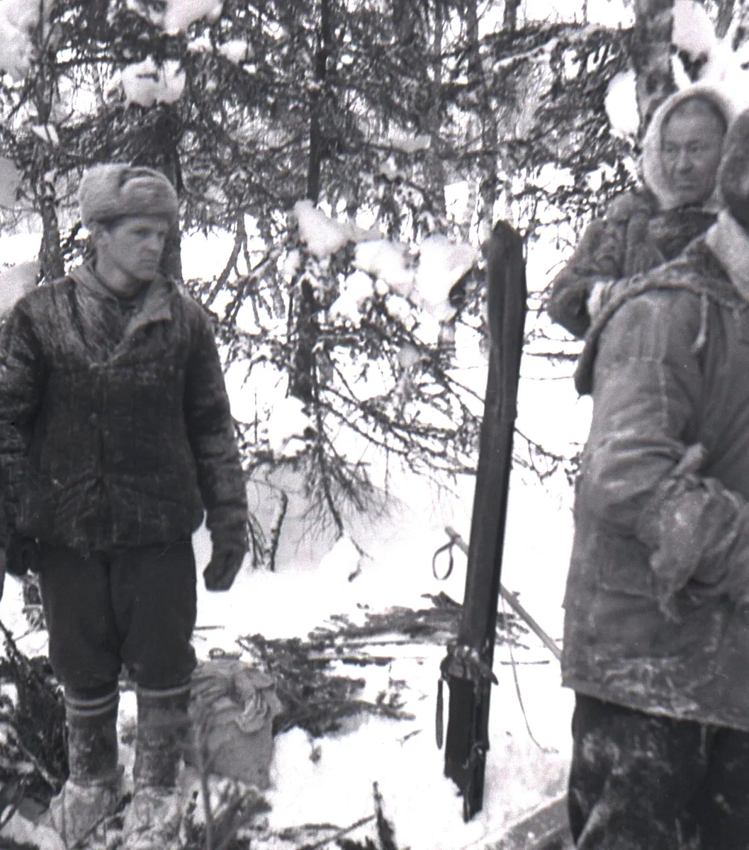 Фото 1.  Фальшивый "лабаз", "найденный" 2 марта 1959 года в верховьях Ауспии. Слева - студент Слобцов, справа - манси Куриков (Куриков и Анямов вывели на "лабаз" Слобцова и Брусницына). Слобцов: "Это что такое?" Куриков: "Лабаз. Туристы сделали". Слобцов: "Дятловцы сделали?" Куриков: "Они! Кто же еще? Не мы же!" 