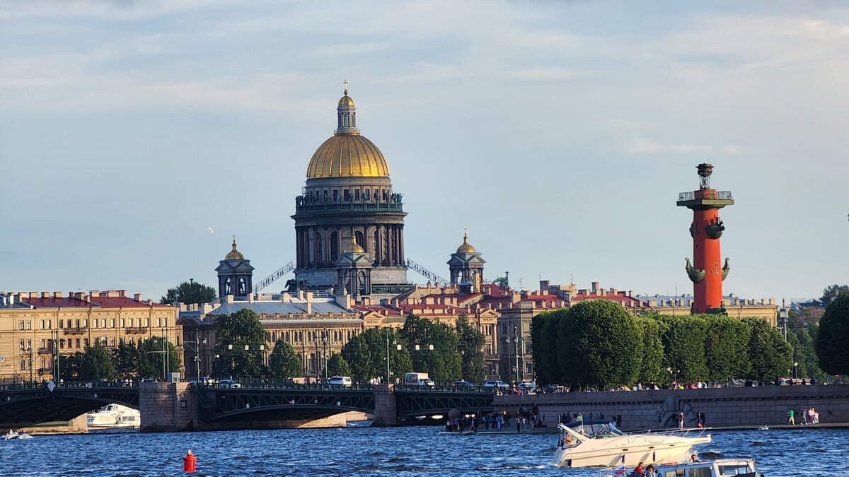 Мрачный, серый Петербург. Не, не слышали)