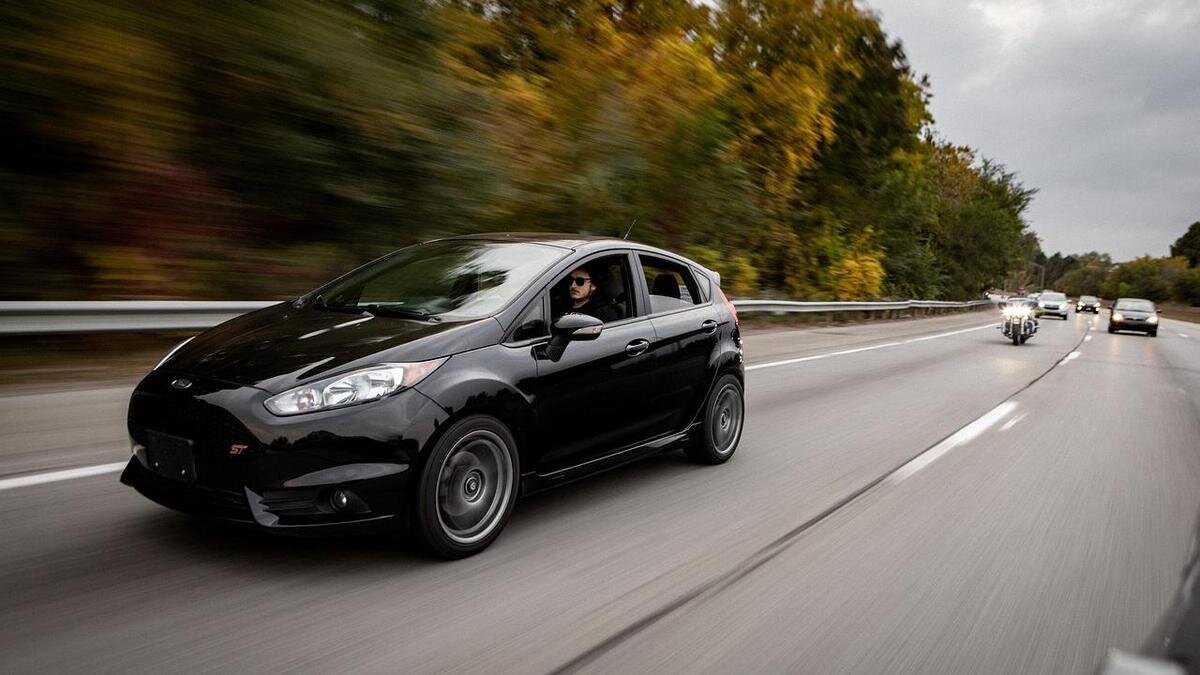    Машина черного цвета:Pixabay