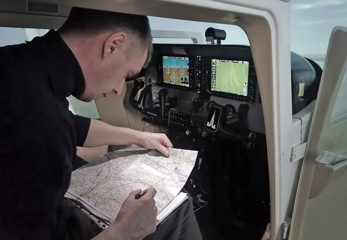 Тренажер Cessna 172. На карте курсанты отрабатывают маршрут следования и вносят поправки в курс в зависимости от ветра