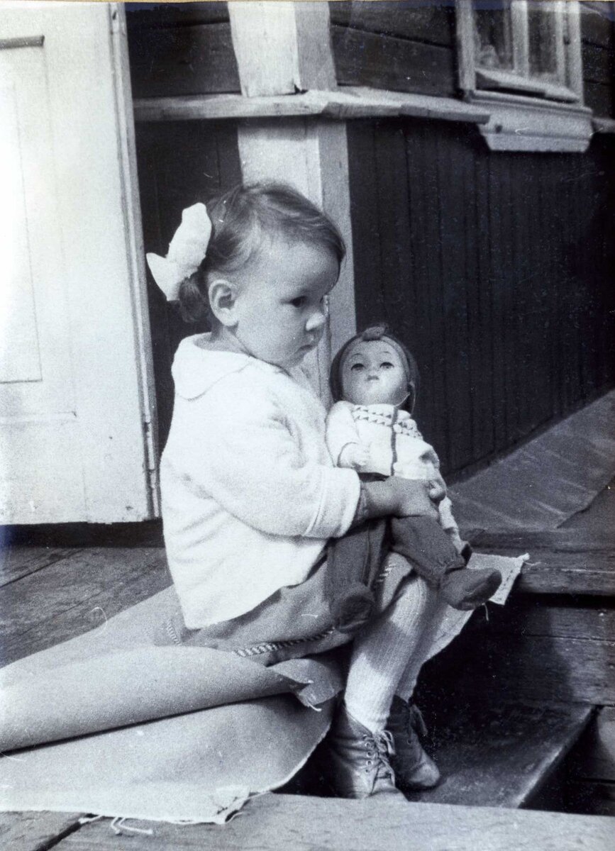 На дачном крылечке. Сиверская, 1963 г. Фото из семейного архива 