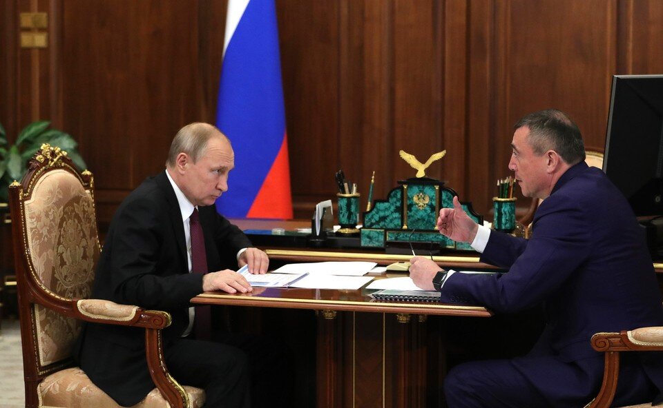    Владимир Путин на встрече с губернатором Сахалинской области Валерием Лимаренко GLOBAL LOOK PRESS