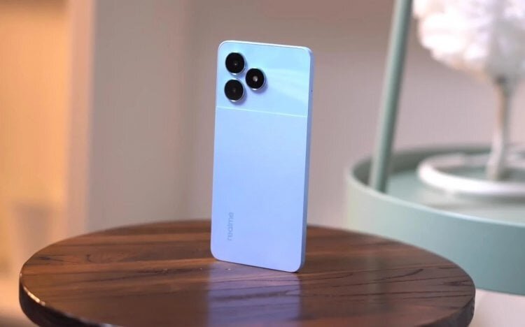    Определенно лучший смартфон до 5 тысяч. Фото: YugaTech