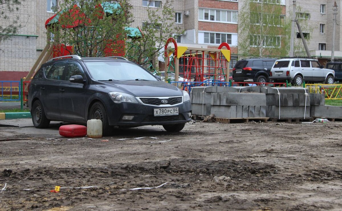 В Туле ремонт двора остановился из-за припаркованного автомобиля: владелец  сейчас на СВО | Myslo.ru | Дзен