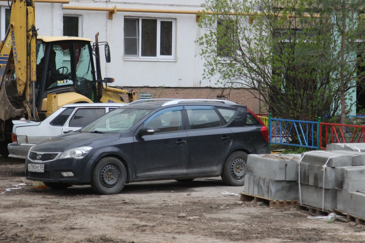 В Туле ремонт двора остановился из-за припаркованного автомобиля: владелец  сейчас на СВО | Myslo.ru | Дзен