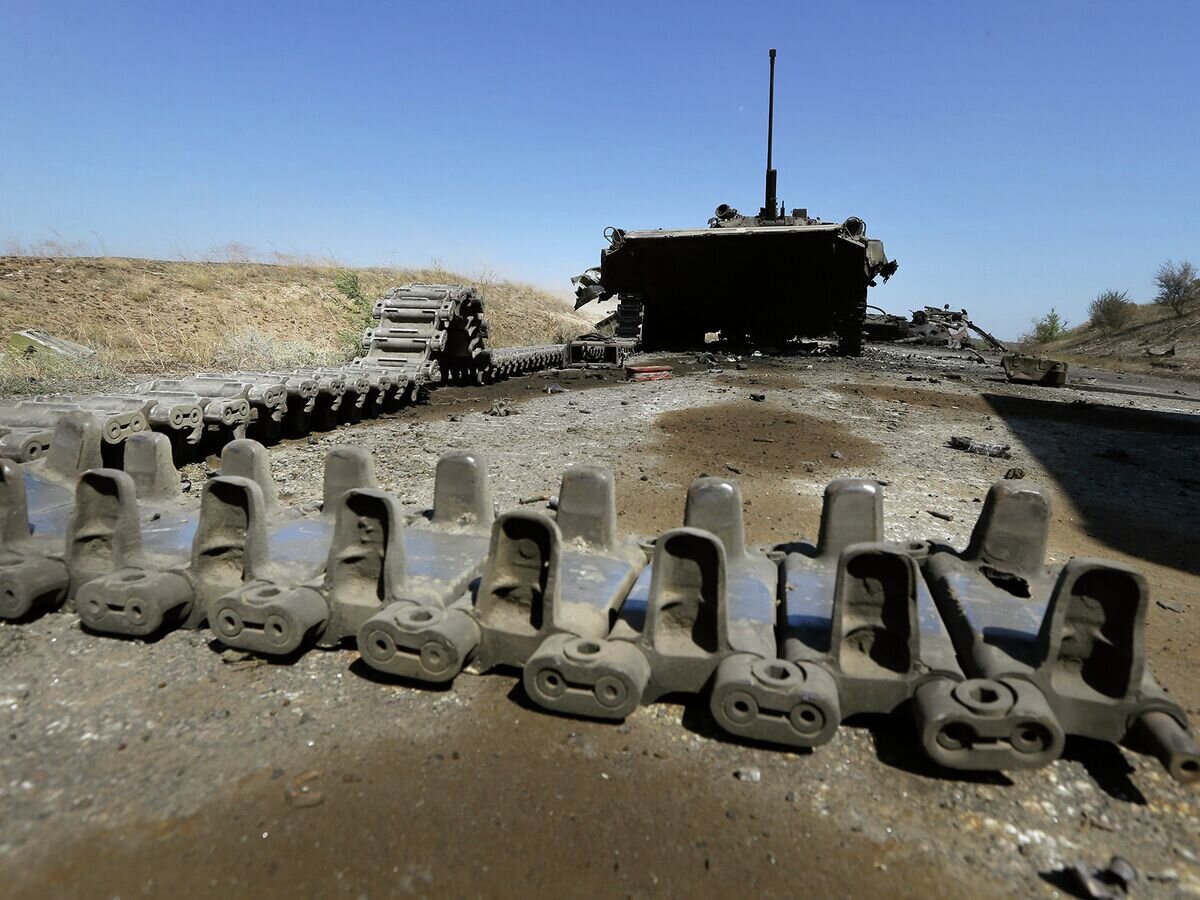    Подбитая бронемашина Украинской армии© AP Photo / Sergei Grits
