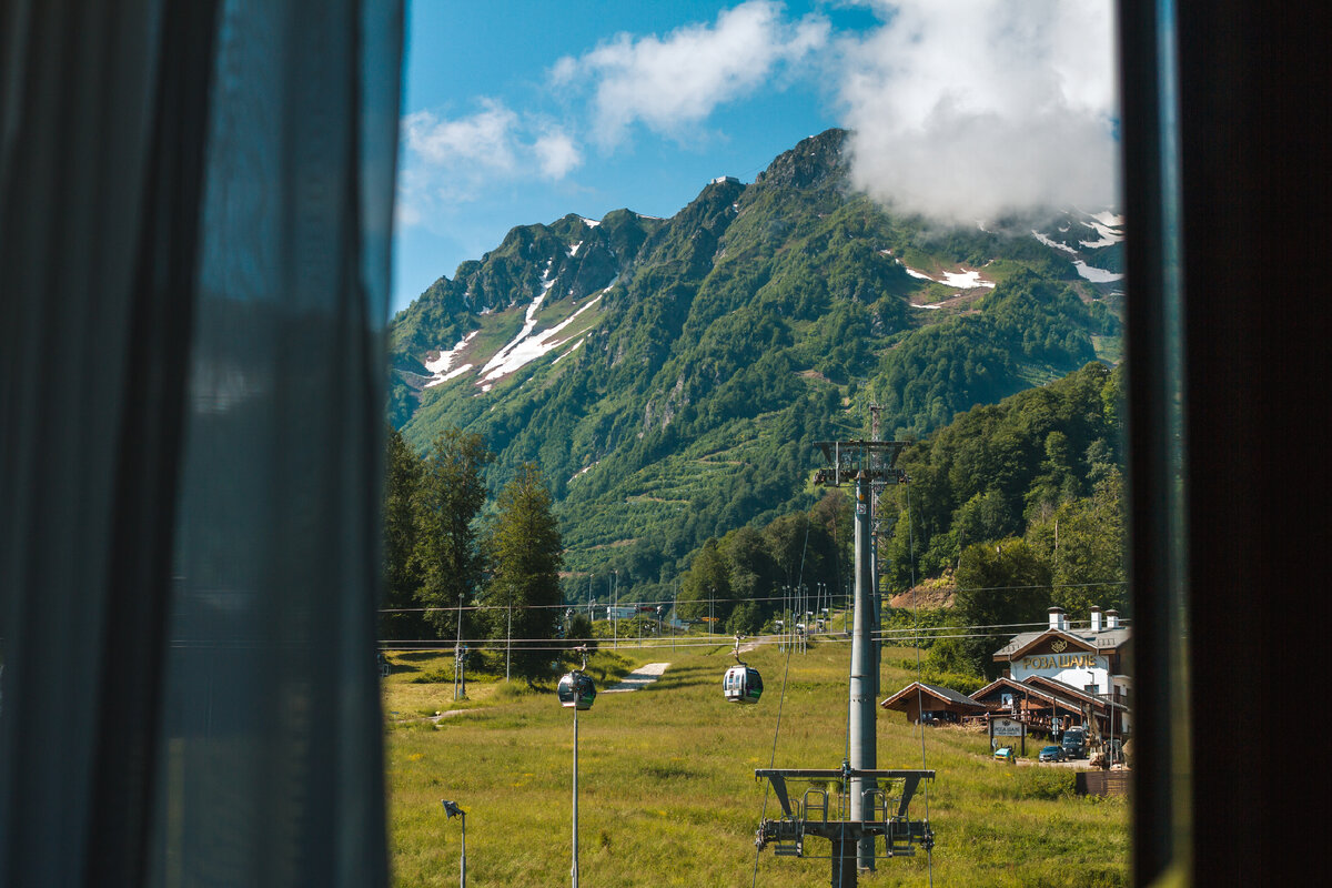 Вид из номера отеля Rosa Springs 4* в Горной Олимпийской деревне (1100 м)