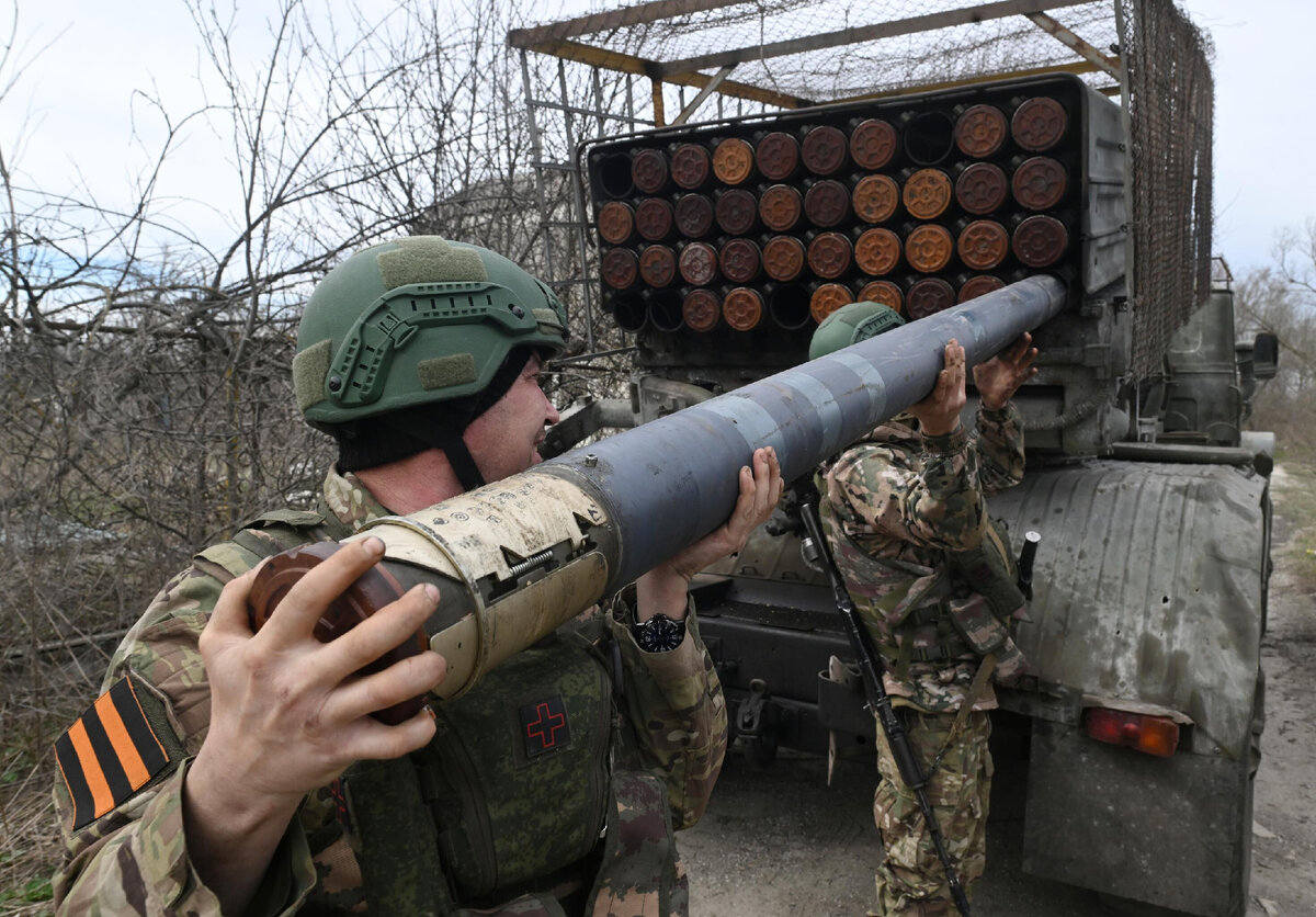 Расчет гаубицы "Гиацинт-Б" ВС РФ готовится работать по противнику / © Sputnik, Станислав Красильников