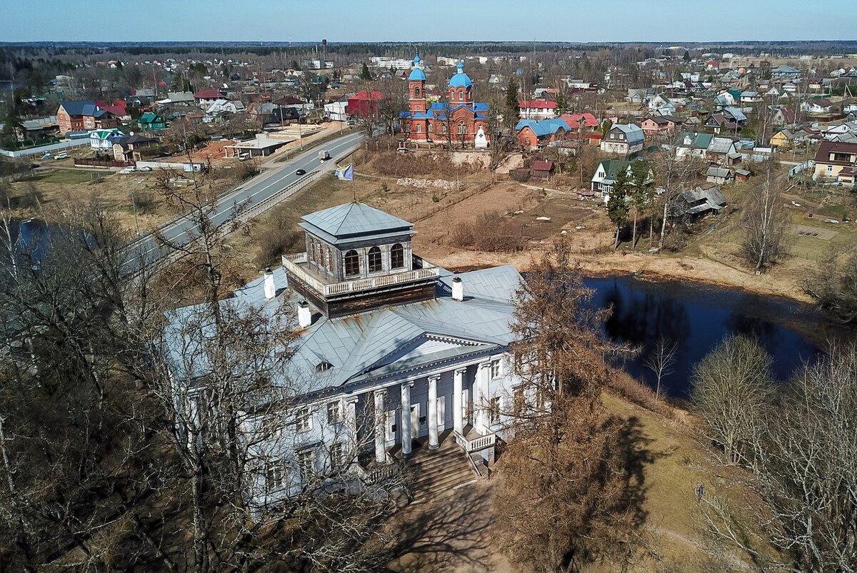 Фото © Петр Ковалев / ТАСС / Вид на музей-усадьбу «Рождествено» (на первом плане) в селе Рождествено Гатчинского района. В музее представлены экспозиции, посвященные истории села и его окрестностей, а также семье писателя, поэта Владимира Набокова.