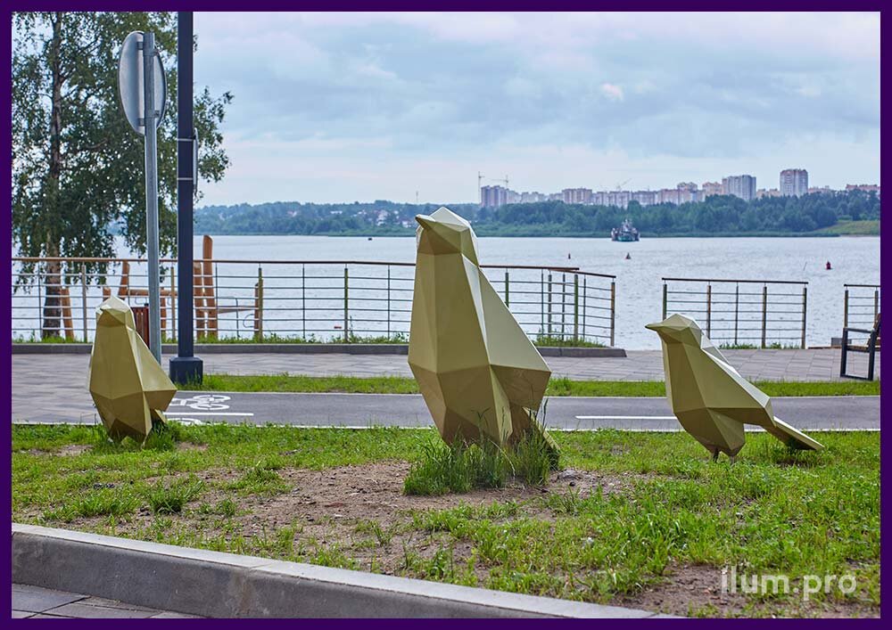 Металлические полигональные скульптуры птиц на набережной