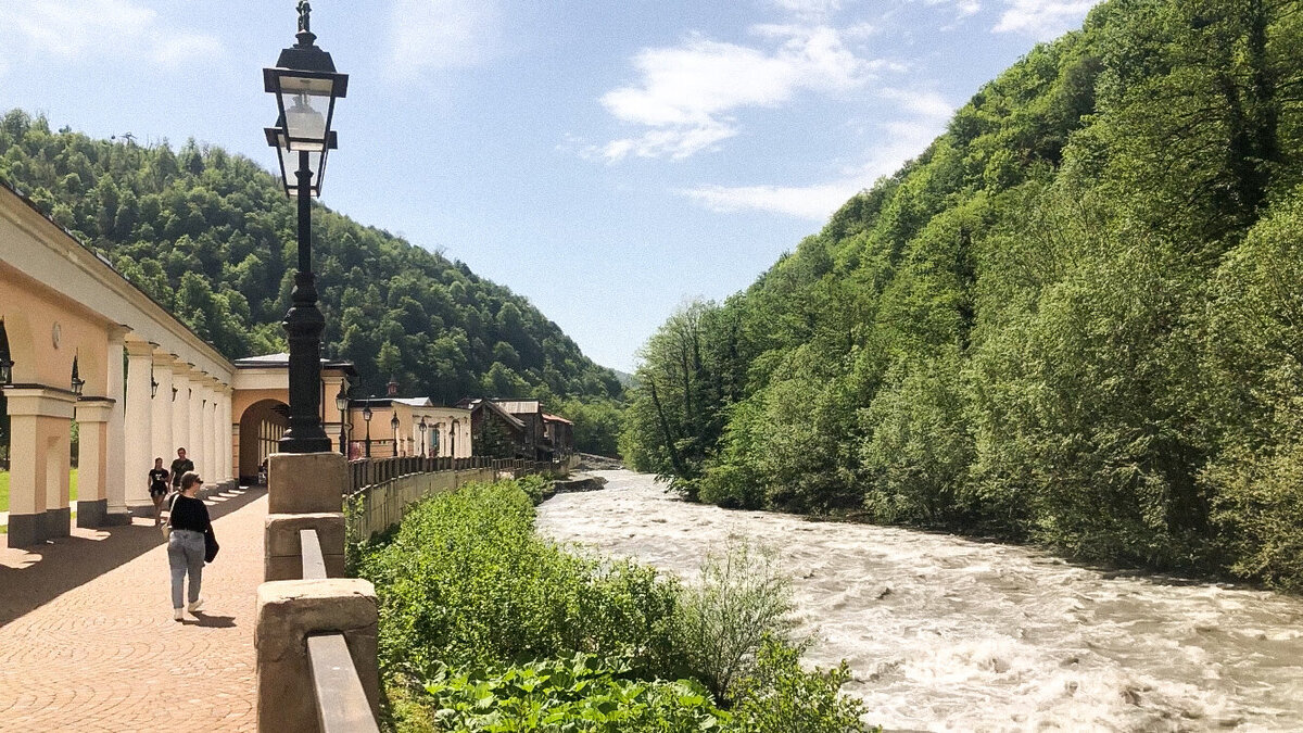 Бурная речка вдоль дороги задавала настроение