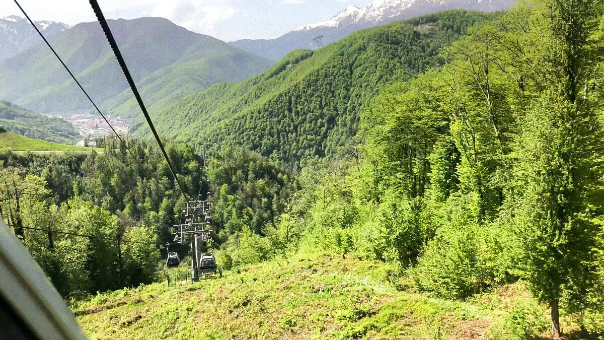 Весь путь до Роза Пик на подъёмниках занимает около 40 минут. И всё это время мы не могли остановиться снимать окружающие нас красоты