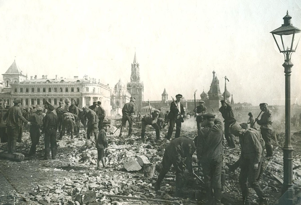 Фотография. Первомайский субботник. Уборка площади в Кремле. 1 мая 1920 г.