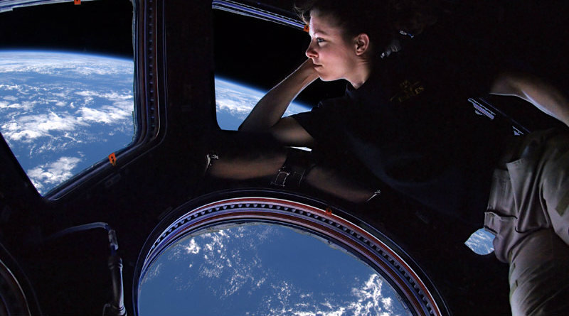 Трейси Колдуэлл мечтает о мире во всём мире возле иллюминатора модуля «Купол» МКС. Из открытых источников.