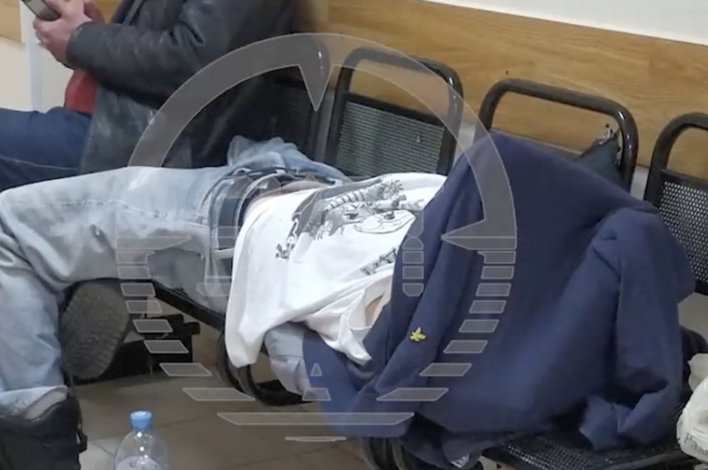    Рэпер Платине лежит на скамейке в ожидании суда Фото: телеграм-канал SHOT