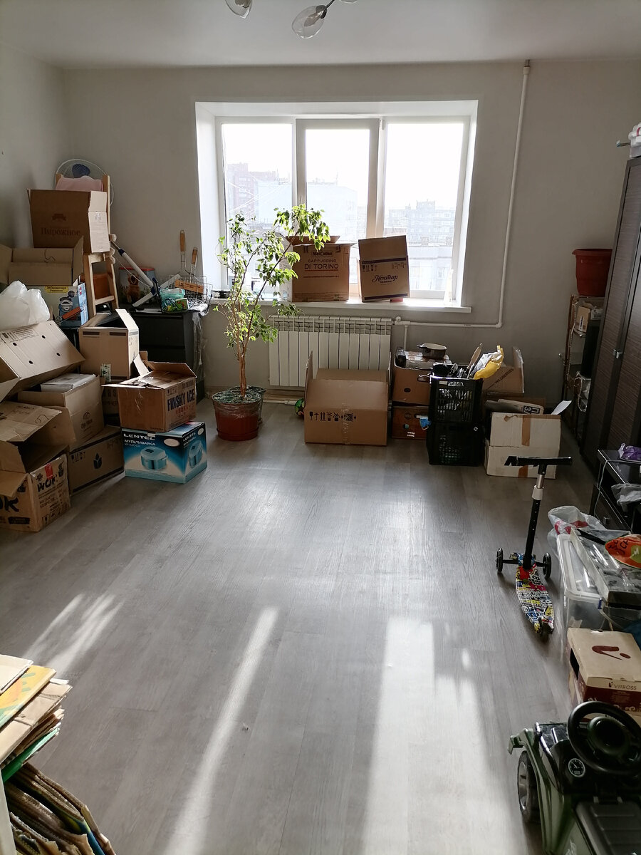 Мы не успели повесить гардину. Сейчас и не надо.