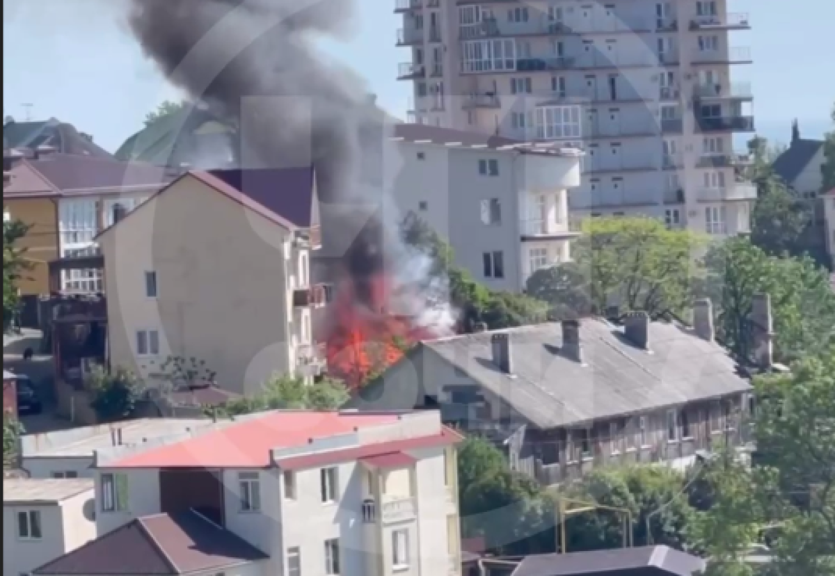    В Сочи на Мамайке потушили пожар в хозпостройке