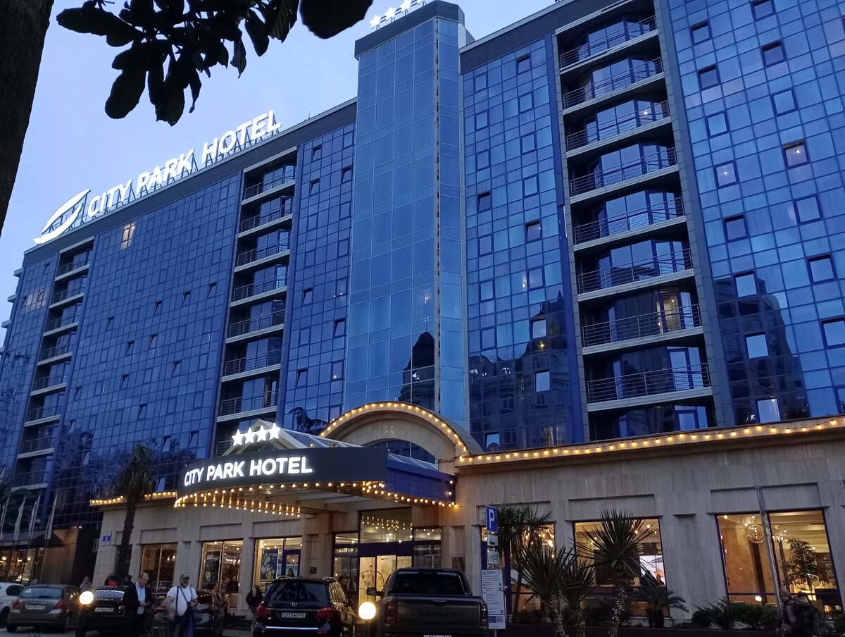 Вид на отель с Морского переулка. Фото автора