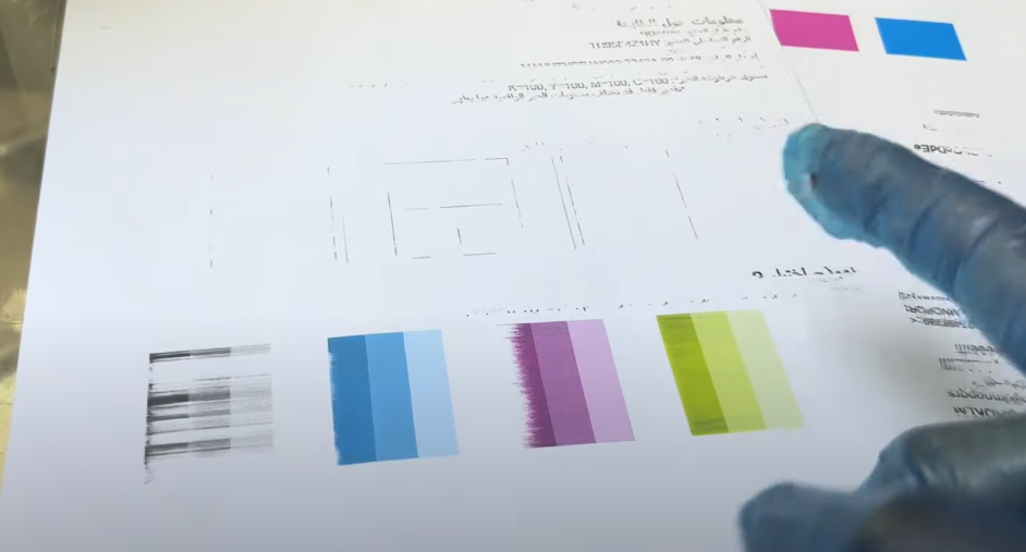 Фото 1. Тест дюз до прочистки печатающей головки принтера. Видно, что почти полностью отсутствует черный цвет (Black). Плохо пропечатывается розовый цвет (Magenta). Есть небольшой дефект на голубом цвете (Cyan)