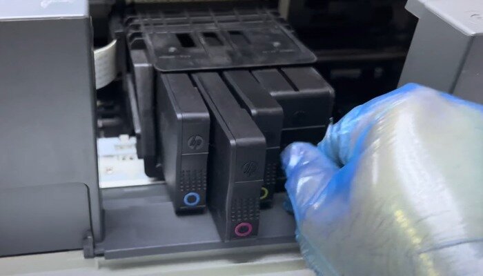 Фото 2. Нажимая на картриджи, разблокируем их 