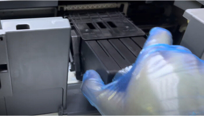 Фото 3. Извлекаем картриджи из принтера