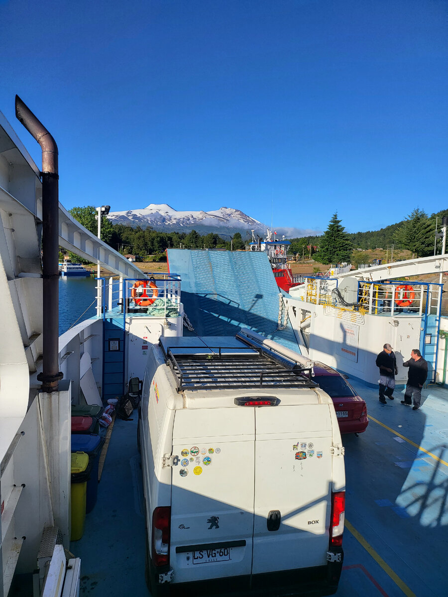 Паром через озеро Panguipulli с видом на шапку вулкана в Чили дограницы с Аргентиной