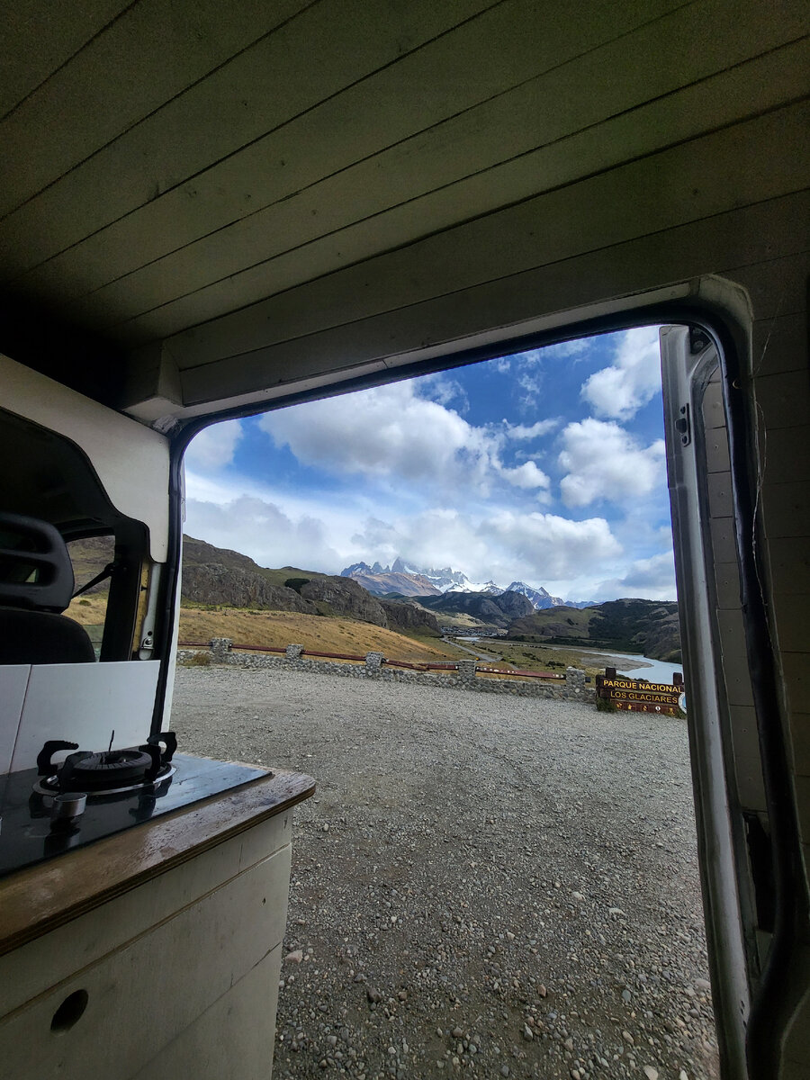 Вид на гору FitzRoy в городе El Chalten - аргентинская Патагония