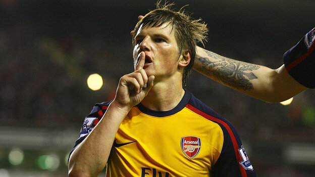    Андрей Аршавин в фирменном стиле празднует гол «Ливерпулю». Getty Images