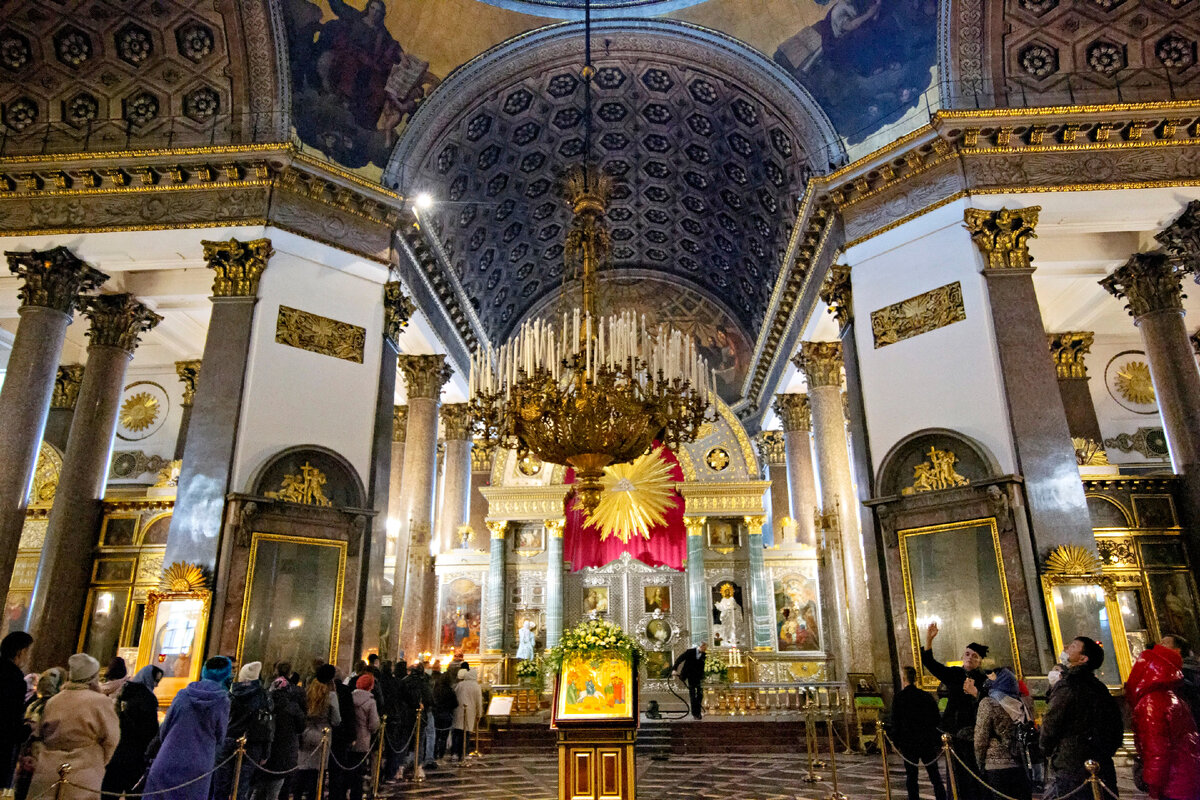 очередь паломников к Санкт-Петербургскому списку иконы Казанской Божией Матери