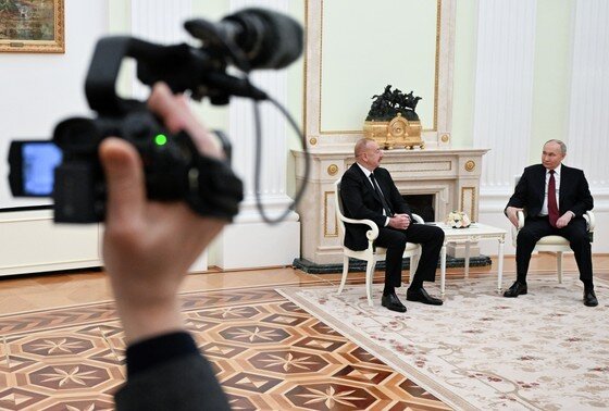    Президент РФ Владимир Путин и президент Азербайджана Ильхам Алиев (слева) во время встречи