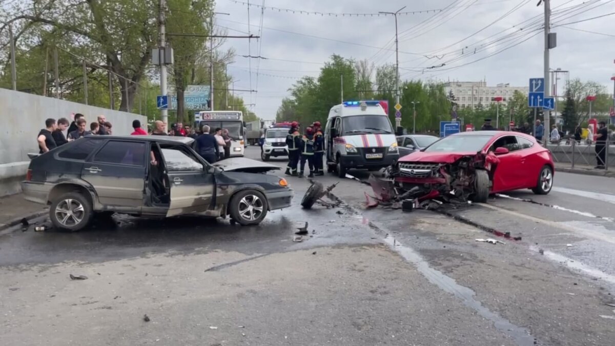 В Саратове четверо покалечились в ДТП с участием 3 авто и маршрутки |  Reporter64 Saratov | Дзен