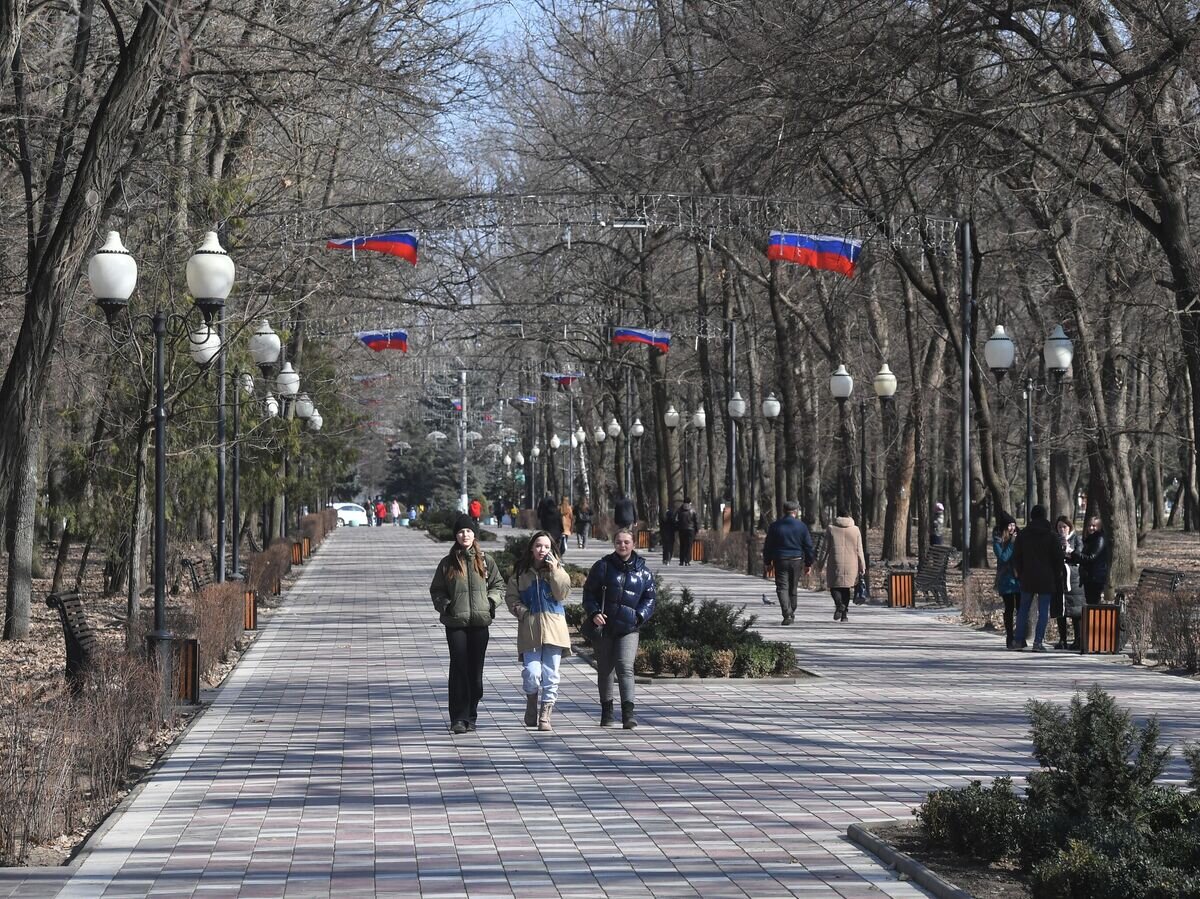    Люди гуляют в парке в Мелитополе © РИА Новости