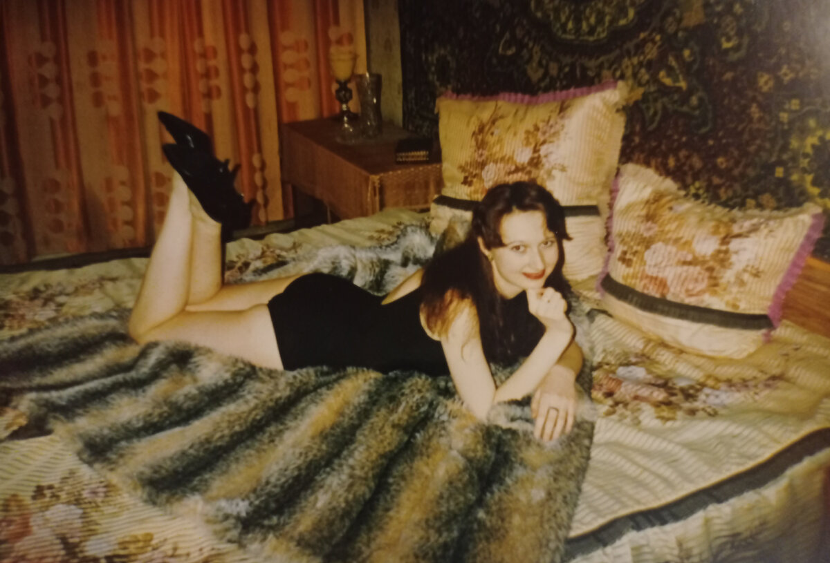 1997 год - фото в купальнике на искусственной шубе